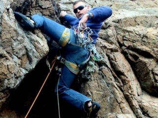 Difficult acrobatics while mountaineering